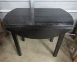 Nice Dropleaf round Table