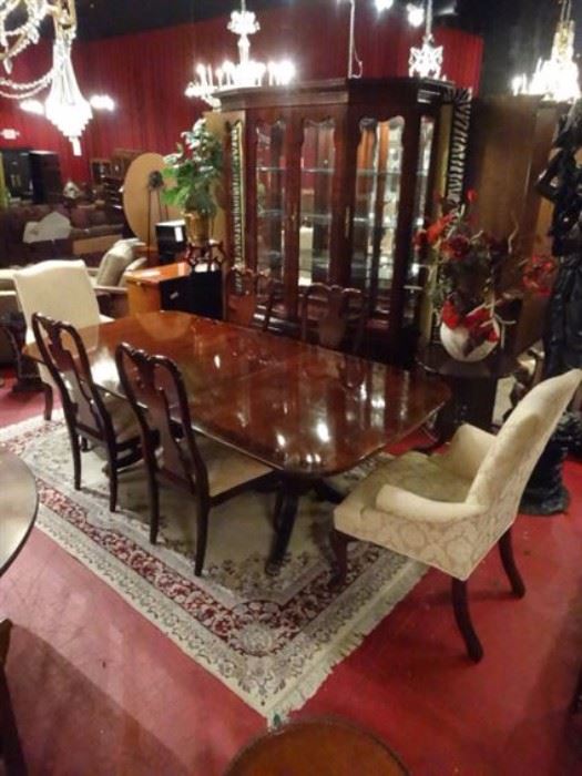 THOMASVILLE MAHOGANY DINING TABLE WITH 6 CHAIRS, 2 LEAVES, DUAL PEDESTAL TABLE WITH BANDED TOP