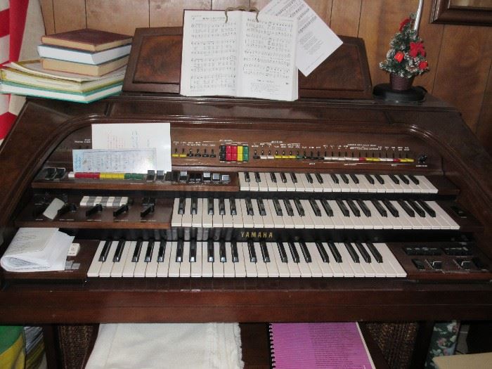 ORGAN WITH BENCH