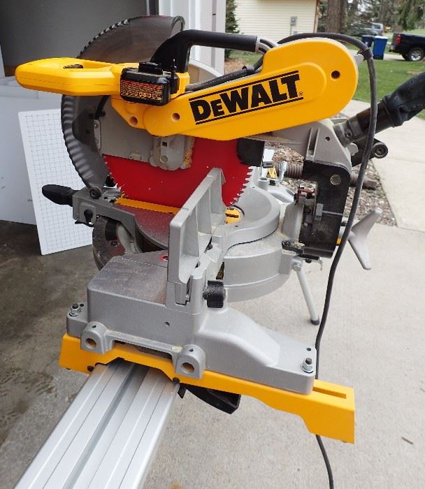 DE WALT - DW716 COMPOUND MITER SAW 12" WITH STAND & ATTACHMENTS AND EXTRA BLADE