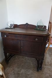 Great mini side piece or buffet, apartment sized!