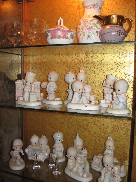 Lots of Precious Moments figurines 