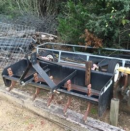 Self leveling box grader