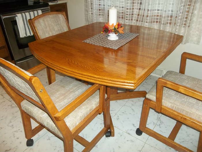 ]Table with 4 Chairs