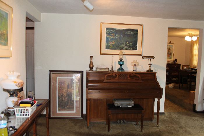 Kimball Console piano! Comes with storage bench. Excellent condition and priced to move