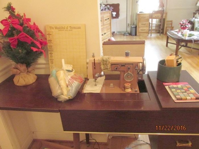 ELECTRIC SEWING MACHINE  WORKS WELL NICE CABINET