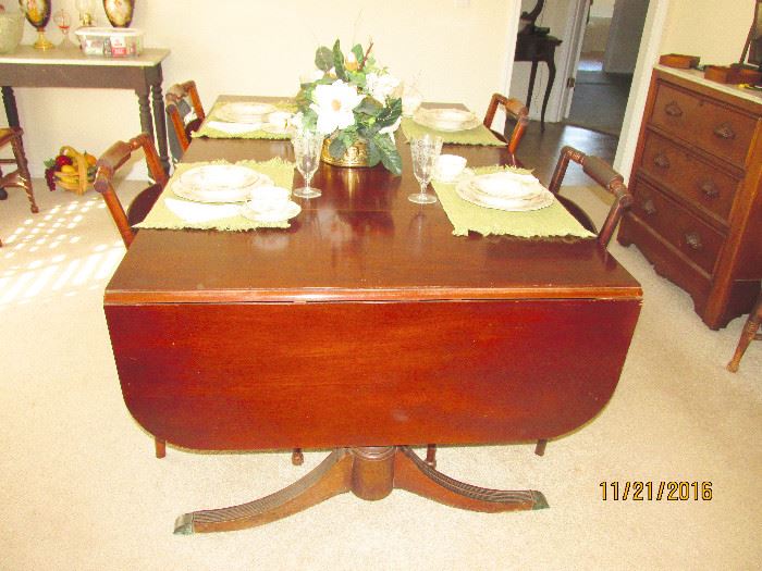 ANTIQUE DINING TABLE WITH FOLD DOWN LEAFS