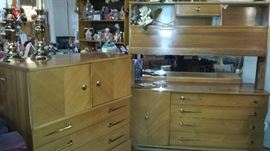 Harmony House Mid Century bedroom set-GREAT SHAPE!! Head board/foot board, dresser w/ mirror and chest of drawers