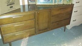 Bassett dresser w/ mirror