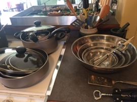 Farberware like new/Mixing Bowls