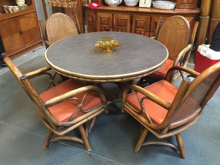 kitchenette, round table and chairs