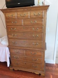 Thomasville matching chest of drawers