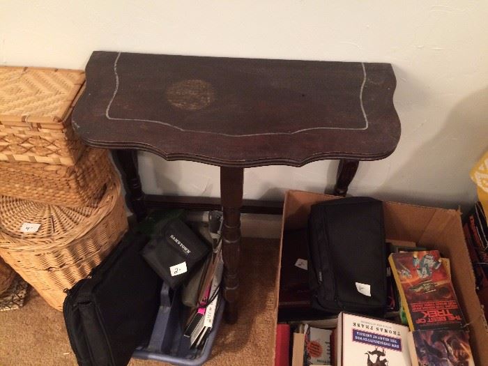 #76 1/2 table $25 — at Chaney Thompson Dr Hsv 35803 call 256-425-283zero.