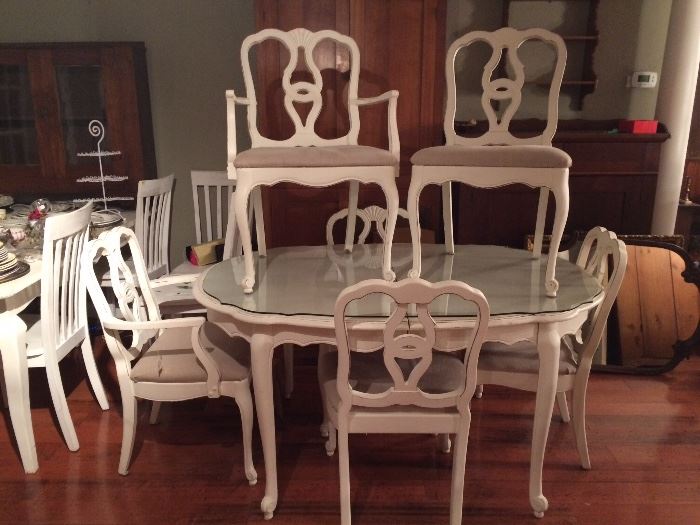 Beautiful hand painted white French dining set, 6 chairs plus leaves