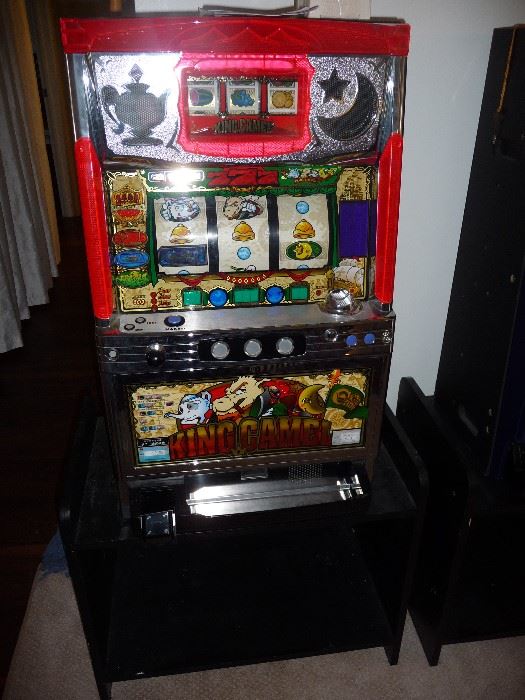 SLOT MACHINE-TAKES TOKEN BUT CAN BE CONVERTED TO COIN