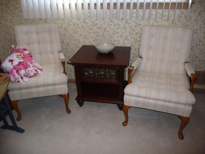 2 ARMCHAIRS, END TABLE