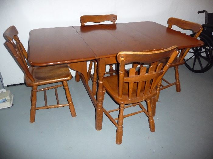 WOOD TABLE W/FOLD DOWN SIDES W/4 CHAIRS