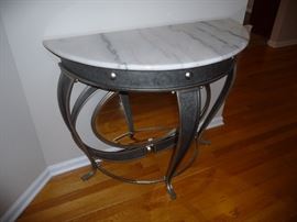 MARBLE TOP/METAL BASE FOYER TABLE W/MIRROR