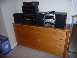 DRESSER, STEREO EQUIPMENT
