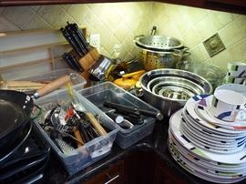 KITCHEN KNIVES, UTENSILS, METAL BAKEWARE