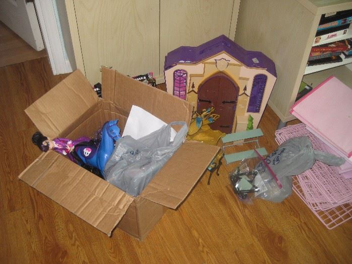 Monster High dolls and house