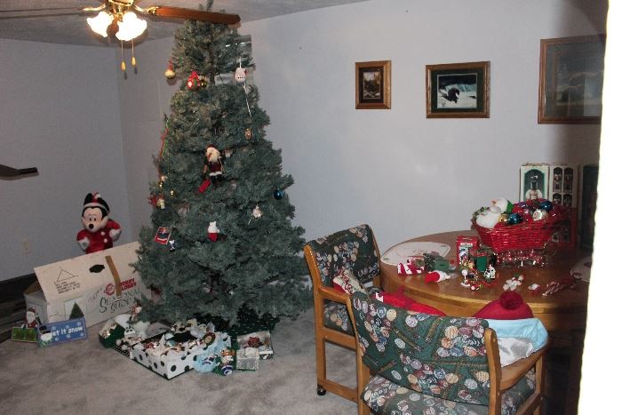 7 foot christmas tree, tons of decorations. Oak game table