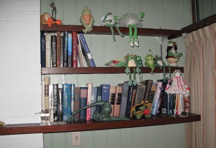 Frog Lovers: you will find so many frog collectibles here!