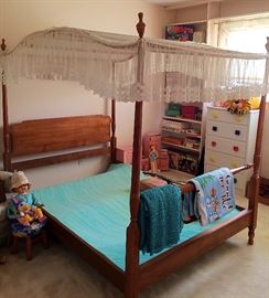 Lovely Country Style Vintage Full Size Canopy Bed with Lace Canopy (Perfect Shabby Chic / Farmhouse Style You'll Love)
