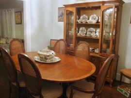 Beautiful Dining room Set, Table, 2 Leaves, 6 chairs, china cabinet by Bassett