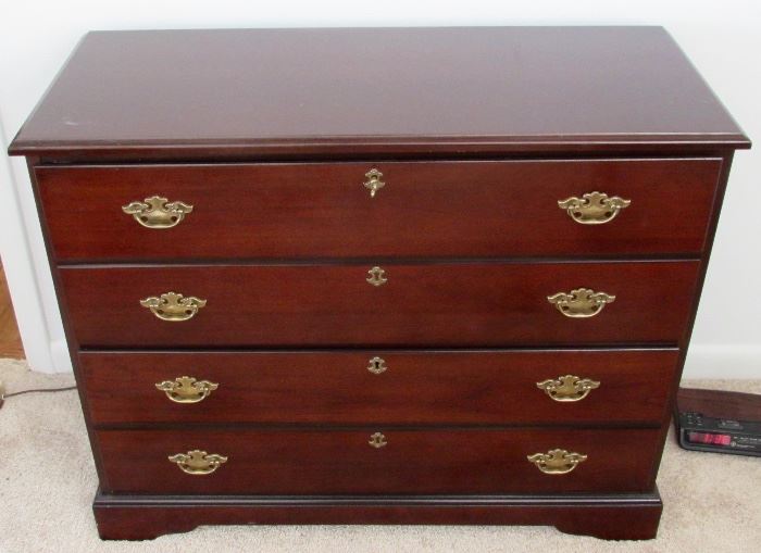 VERY CLASSIC CHEST OF DRAWERS