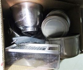 Box lot of kitchen items, cheese grater