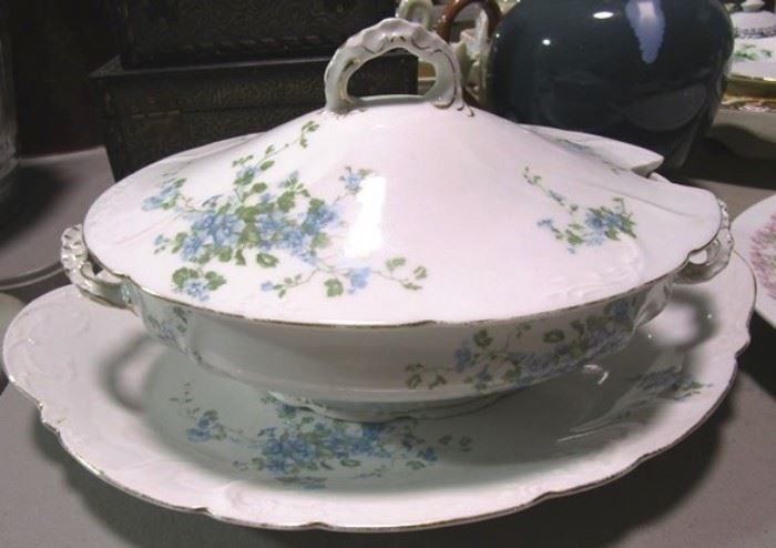 Tureen with serving platter