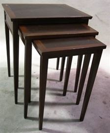 Nesting table set