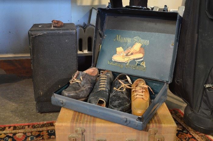 Antique Shoe Salesman sample case with shoes 