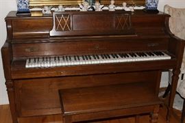 STORY & CLARK PIANO