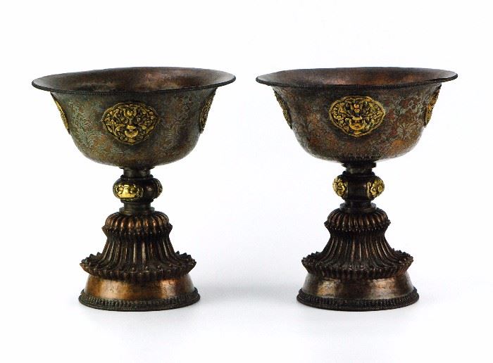 18. QING DYNASTY PAIR OF TIBETIAN BUDDHA GOBBLETS 清,西藏錯金油燈杯一對Incised in floral patterns, this pair of bronze ceremonial cups have been decorated in detail.H: 8 3/4 in   W: 4 1/4 in
