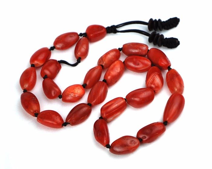 32. NAN HONG PEBBLE NECKLACE南紅項鍊Featuring twenty-six (26) beads, around 3/4 in in length. 102g 26 BEADS 
3/4in BEAD L:11in
