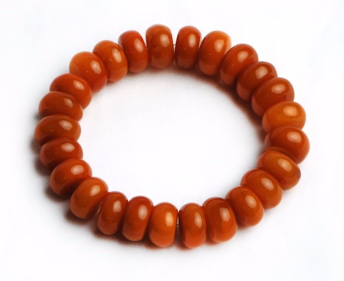 41. AMBER DISK BEAD BRACELET蜜蠟手鍊An amber beaded bracelet. 23g  D:3 1/2in
25 BEADS  1.2cm
