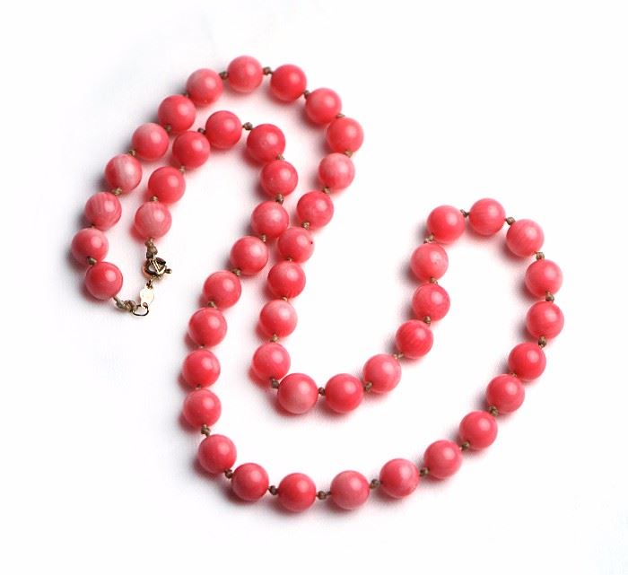 44. ANGEL SKIN CORAL NECKLACE珊瑚項鍊With a golden clasp, featuring forty-nine beads. 36g  L:9 1/2in  49 BEADS 8cm