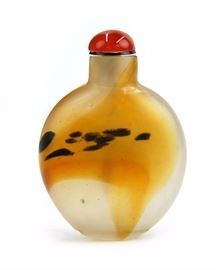 51. MOULDED AMBER GLASS SNUFF BOTTLE玻璃胎斑點鼻煙壺With a red stopper, this moulded snuff bottle has amber inclusions with black patterns. 32g
H: 2 1/2in