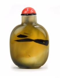 52. MOULDED OLIVE GLASS SNUFF BOTTLE玻璃胎斑點鼻煙壺Flattened ovoid form in body, this snuff bottle has black inclusions and a bright coral colored stopper. 43g
H:2 1/2in