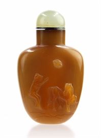 53. BROWN AGATE SNUFF BOTTLE瑪瑙雕鼻煙壺With a light jade stopper, this caramel colored agate snuff bottle has been carved in shallow relief with the image of a monkey, horse, and moth. 44g
H:2 1/2in