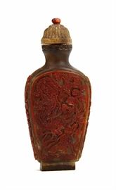 58. CARVED HORN DRAGON SNUFF BOTTLE角質雕龍鳳呈祥紋鼻煙壺Layered in red with the image of curling dragons among the clouds.36g
H:3 1/2in