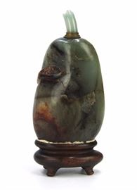 62. EGGPLANT JADEITE SNUFF BOTTLE玉雕鼻烟壶With dark inclusions, the green snuff bottle is in the shape of an eggplant. H;3 3/4in

