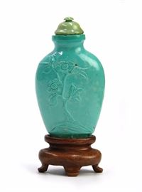 63. FLORAL TURQUOISE SNUFF BOTTLE綠松石刻花鼻煙壺Carved on both faces with blooming flowers and topped with a lime green stopper. H:2 1/2in