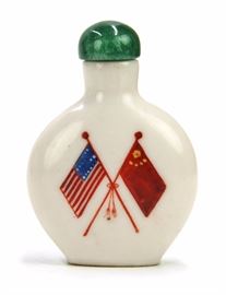 64. NIXION AND MAO SNUFF BOTTLE瓷胎1972年“中美友好”鼻煙壺With a green stopper, this white porcelain snuff bottle has been painted with Nixon and Mao on one face, and the crossing of the American and Chinese flag on the other. H:2 1/2in