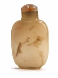 66. BEIGE MOULDED GLASS SNUFF BOTTLE玻璃胎鼻煙壺With wide shoulders and a matching stopper. Has been chipped around the mouth. H:2 1/2in
