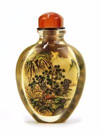 67. INSIDE PAINTED SNUFF BOTTLE BY YE ZHONG SAN葉仲三 內畫鼻煙壺A warm yellow in hue, a lone residence is depicting aside a river among the mountains on the inside of the snuff bottle, signed by the Ye Zhong San. 58g H:2 1/2in
