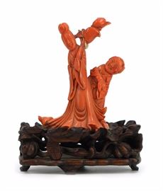 69. CARVED FIGURAL CORAL PIECE珊瑚人物擺件（藏家1960年購逾日本）A lady dressed in flowing robes with a servant, atop a customized wooden stand.    H: 5 in   W: 4 in
