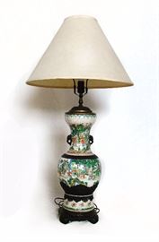 77. QING DYNASTY (1616-1912) CHINESE PORCELAIN VASE LAMP清（1616-1912）五彩雙耳花瓶檯燈With porcelain vase base that is covered in a crackled glaze and painted with bright figural scenes. 
